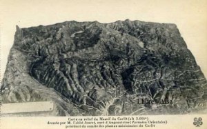 Pyrénées Orientales Carte en relief du Massif du Carlit (alt. 3000) dressée per M L’abbé Jouret, euré d’Angousrine (Pyrénées Orientales) président du comité des plantes médicinales du Carlit s/d (anys 10 ?) blanc i negre 19 € (S-21) Postal Reims Rue Dieu- Lumière aprés la guerre. Édition Reims Cathédrale s/f (1918 o 1919?)- edificios derruidos por las bombas. Color sepia 10 €  
