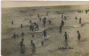 Mediterranéo 1928 un grapat de gent banyant-se en una platja suposadament el mediterrani. s/d  10 € 