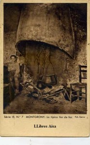 Montgrony nº 7 sèrie III La típica llar de foc Huecograbado Mumbrú Barcelona  foto  Serra. s/d (anys 20?) color sepia con ventanilla cantos algo rodados 15 € 