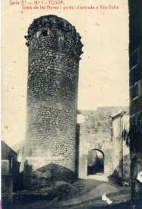 Tossa Serie 2º nº 1 Torra de les Nores i portal d’entrada a Vila Vella Fototipia Thomas Barcelona  edició Joan Bancells Xibera  escrita al dorso sello Alfonso XIII 15 cts 9-9-1925, tiene algunos saltos  9 € 