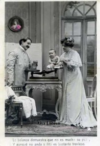 Pareja con niño y balanza  La Balanza demuestra que no es mucho su peso y aunque no anda solito es bastante travieso Marque “Étoile” 2 rue Amsterdam París Emaillographie (déposé) 88  VBC Série N 3334  escrita al dorso.  7 € 