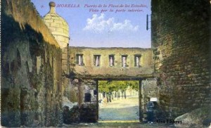 Morella Puerto de la Plaza de los Estudios, Vista por la parte interior. Edición Romau Beltrán s/f  años 30 color cantos algo rodados, 20 € 