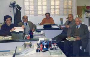 Manel Aisa con Ángel Longarón, Josep Guillamot, Antonio Turón y Fructuoso Garcés todos ellos fueron de las columnas confederales de julio de 1936, aquiu están okupando el despacho del director del CCCB años 90