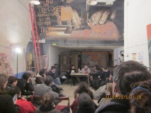 Presentació del Llibre de La Huelga de Alquileres y el Comité de Defensa Económica Barcelona 1931 signant un llibre per l'amic Pera Canvies Sans