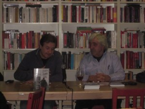 A la taula un membre de la PAH i Manel Aisa Presentan el Llibre de 