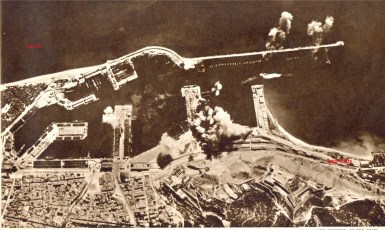 1 laq aviación italiana bombardeando el puerto de Barcelona 1938