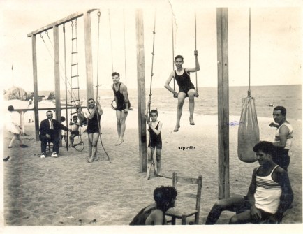 273 FENT GIMNASIA a la platja no deu ser massa lluny de barna anys 30